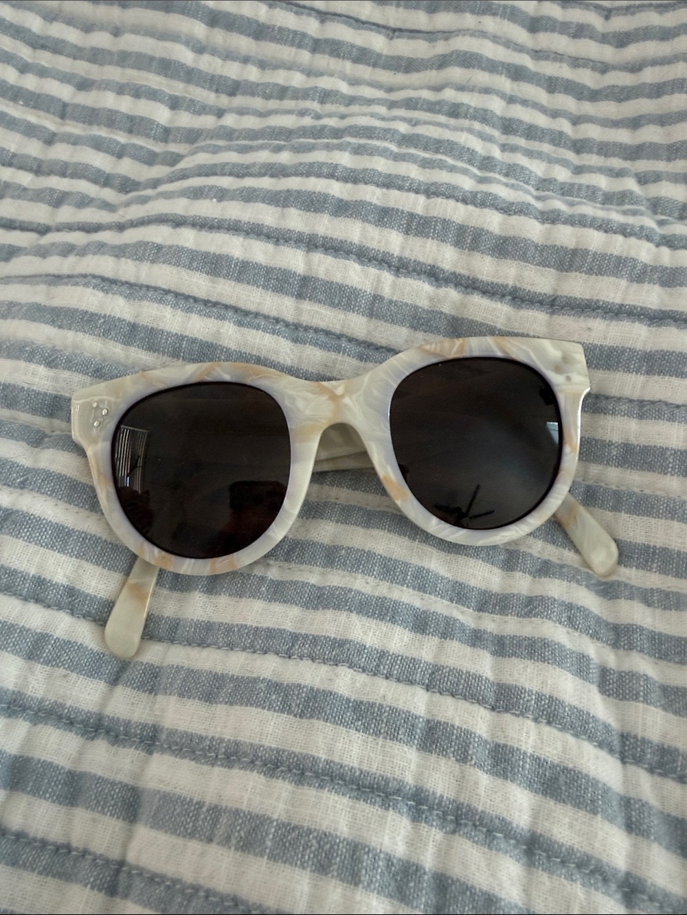 Celine (Horn / Mother of pearl) Round Frame Sunglasses in Marble White 3 dots